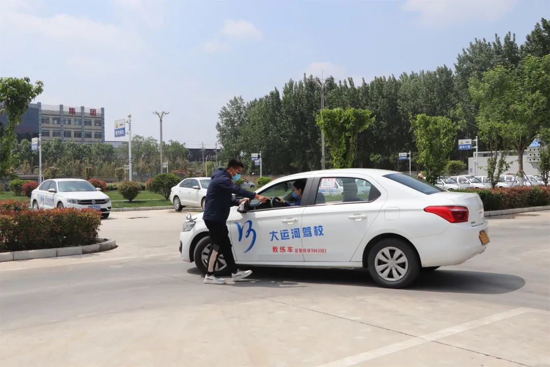 【濟(jì)寧大運(yùn)河駕?！縿趧?dòng)最光榮丨“五一”您學(xué)車我在崗！(圖1)