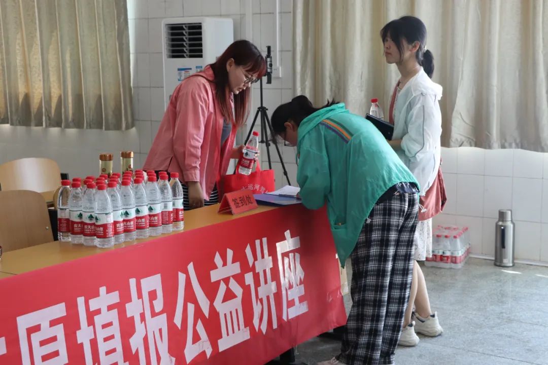 【濟(jì)寧大運(yùn)河駕?！恐暨h(yuǎn)航丨高考志愿填報(bào)公益講座順利開展！(圖5)