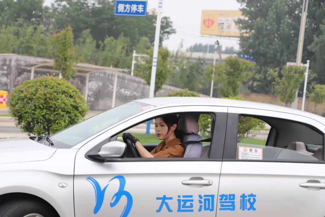 【濟(jì)寧大運(yùn)河駕?！俊暗谑畬脤W(xué)車夏令營(yíng)”第一批大學(xué)生順利拿證！(圖6)