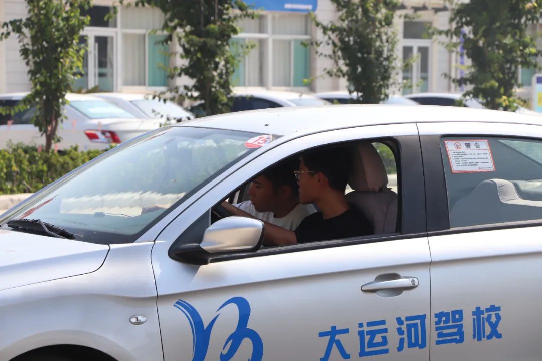 【濟(jì)寧大運(yùn)河駕?！俊暗谑畬脤W(xué)車夏令營(yíng)”第一批大學(xué)生順利拿證！(圖3)