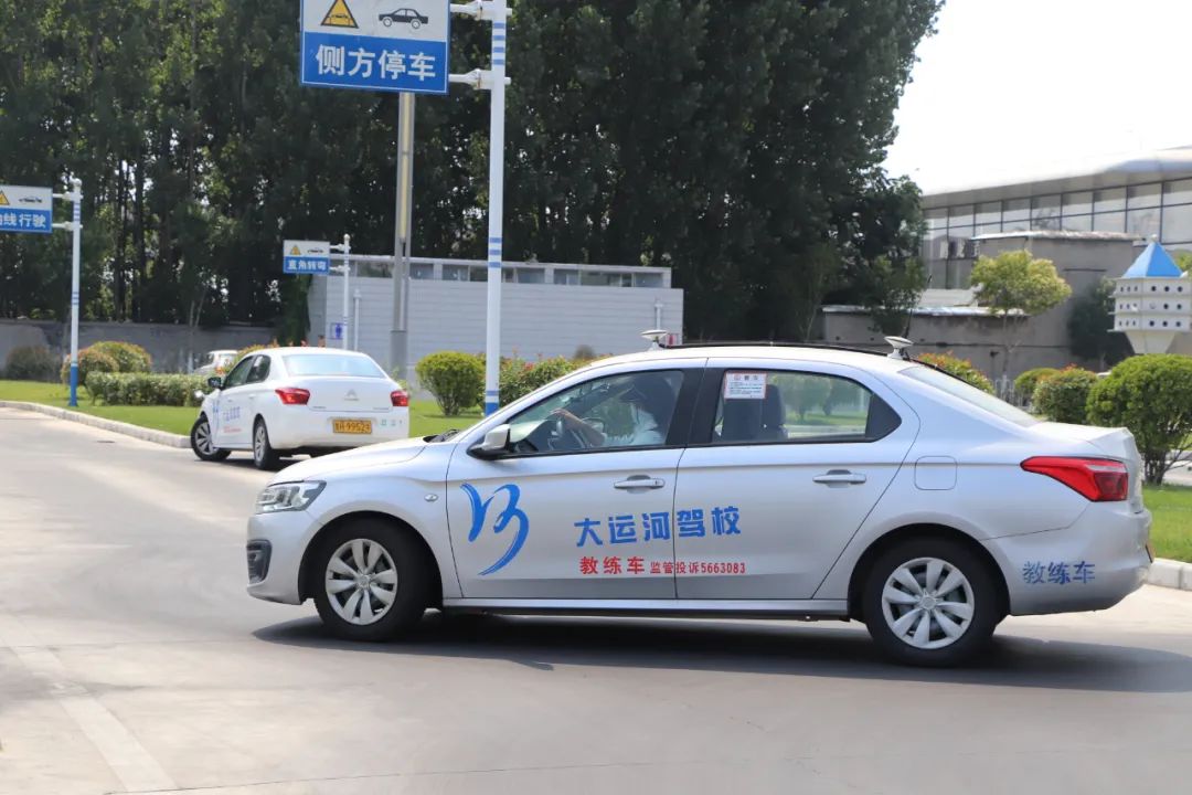 【濟(jì)寧大運(yùn)河駕?！俊暗谑畬脤W(xué)車夏令營(yíng)”第一批大學(xué)生順利拿證！(圖4)