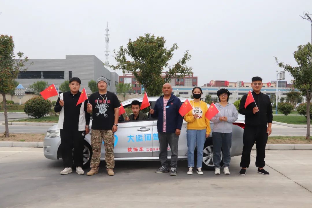 【濟寧大運河駕?！繗g度國慶丨學(xué)車享鉅惠，報名有好禮！(圖2)