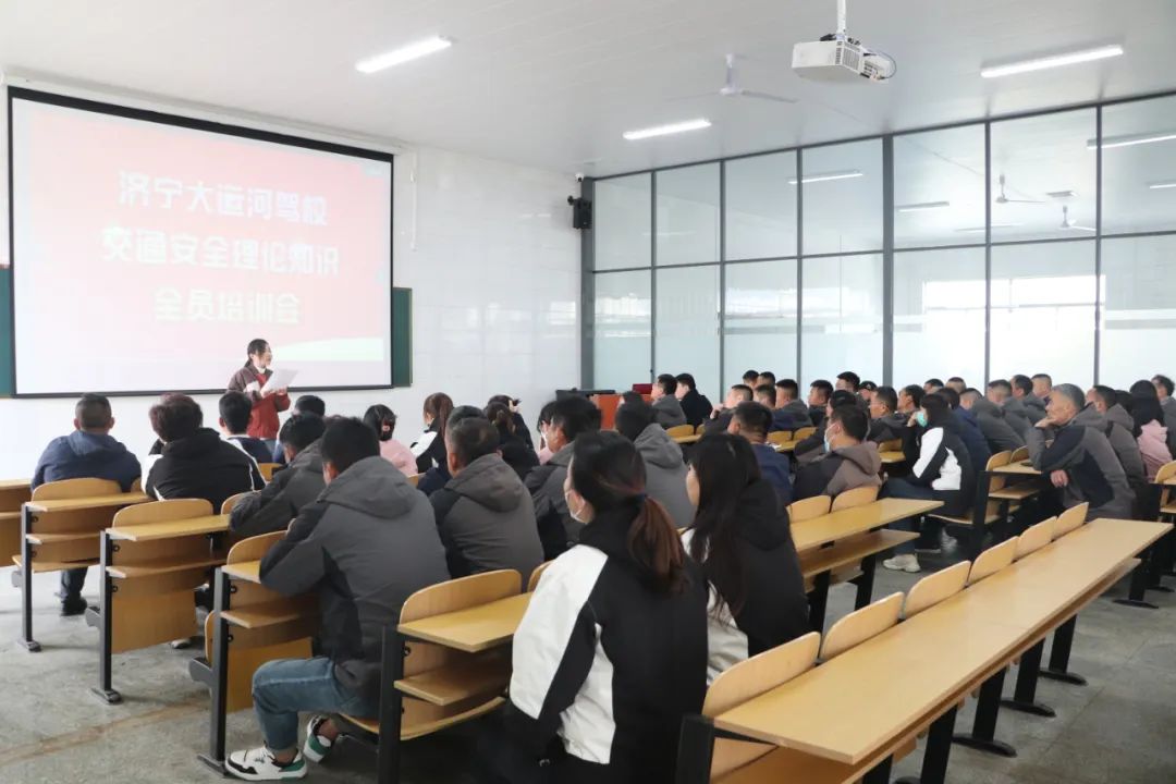 【濟(jì)寧大運(yùn)河駕校】“育人先強(qiáng)己”，理論知識大練兵！(圖1)