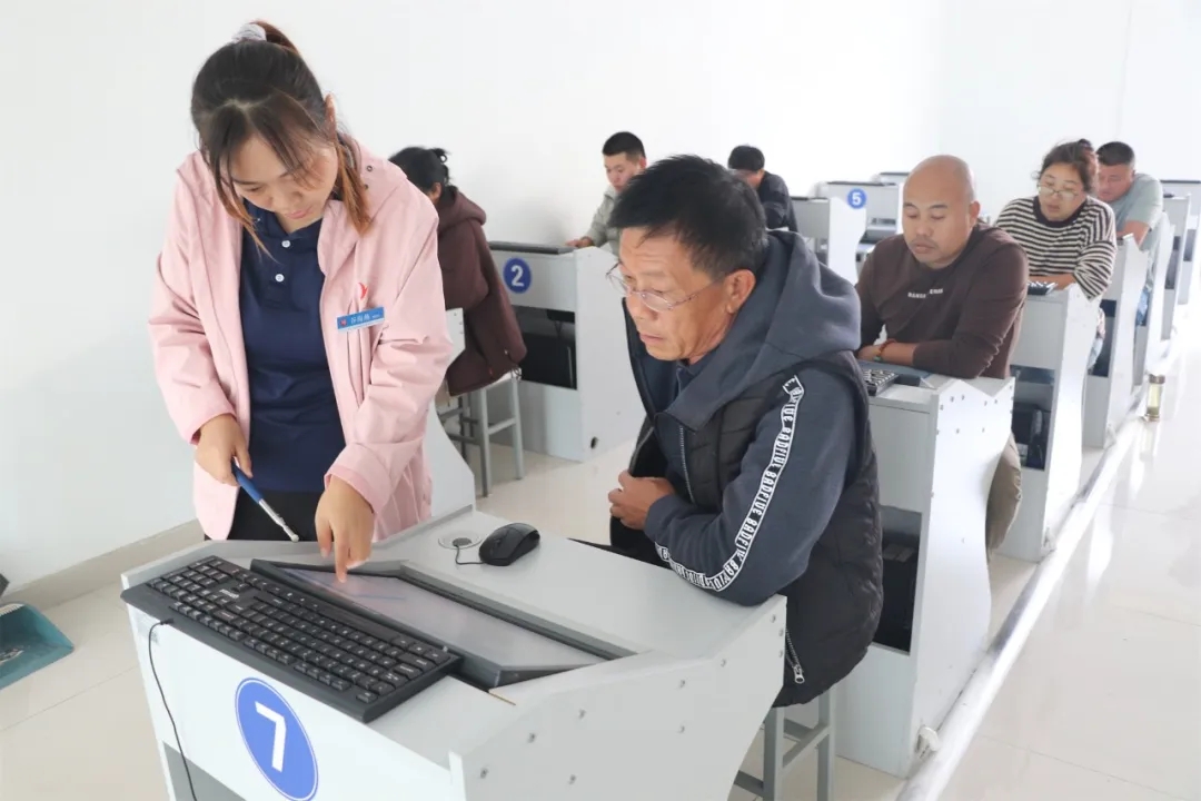 選擇“VIP易學(xué)班”，拿不到證全額退費！(圖2)