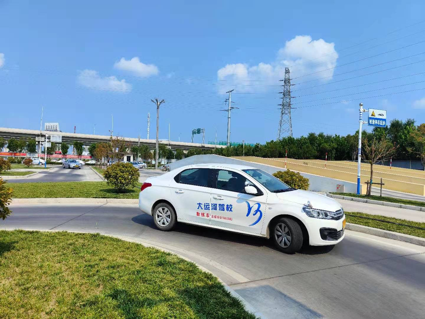 【濟(jì)寧大運(yùn)河駕校】學(xué)車必知 | 如何培養(yǎng)“車感”(圖1)